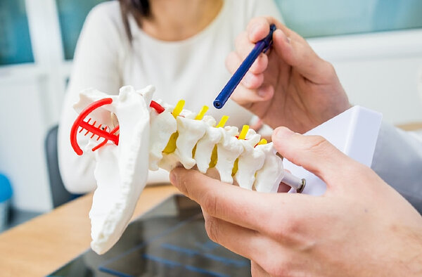 Интегрированное название "травматолог-ортопед" предполагает, что такой врач может вылечить и запущенный артроз, и травмированный позвоночник