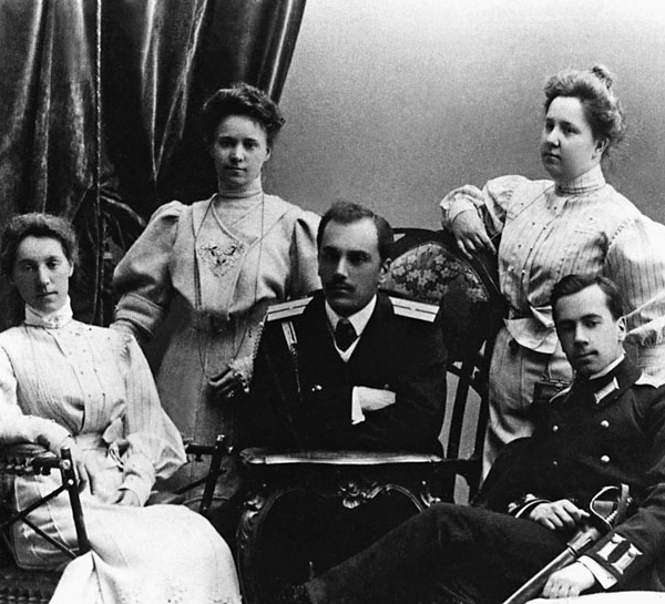 Кадет Игорь Сикорский (справа) с братом Сергеем и сестрами Ольгой и Еленой (слева). 