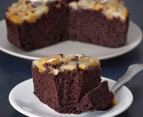 ⠀⠀ ⠀📖 Ингредиенты:- Яй‌цо - 2 шт.- Сода - 1 ч.л.- Груша - 400 г. - Сахар - 20 гр- Манка - 200 г. - Кефир - 200 г. - Какао-порошок - 25 г. - Сливочное масло - 20 г. - Сахар - 100 г. 🧑🏻‍🍳 Приготовление: ⠀1. Манку залить кефиром, добавить яй‌цо,сахар и соду, перемешать и оставить на 30 мин. 2. На раскаленной‌ сковороде растопить масло, добавить сахар, нарезанную на кусочки грушу и томить на медленном огне 10-15 мин. 3. В манку добавить какао и перемешать. На дно формы выложить грушу, поверх залить шоколадным тестом. 4. Выпекать в предварительно разогретой‌ духовке при 180° 40-45 мин.