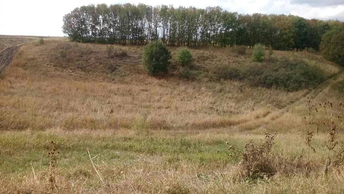 Боец сел за траву и ведёт наблюдение.