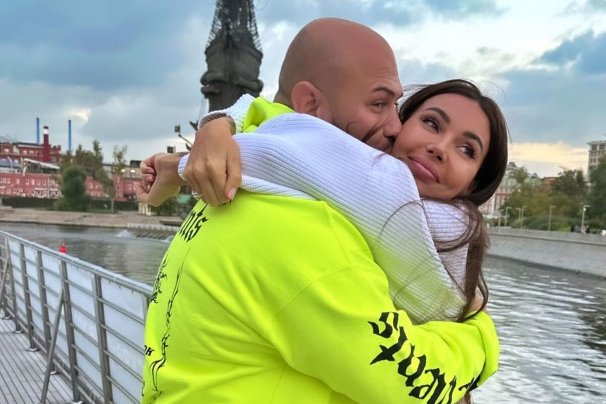     «Ловим моменты счастья»: Оксана Самойлова целовала Джигана на теплоходе