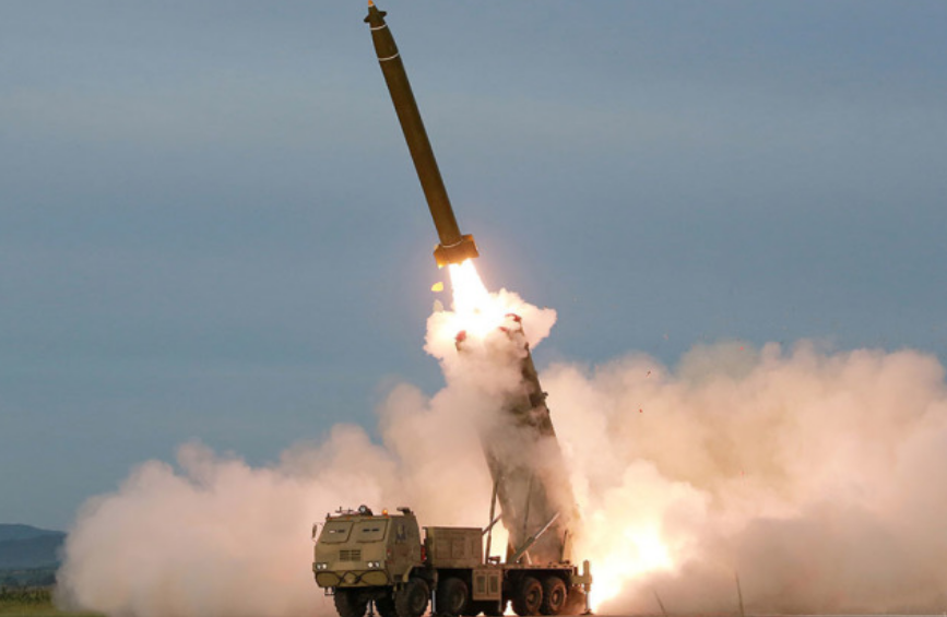 Одна из новинок ВПК Северной Кореи - комплекс KN-25. Этот монстр запускает 600 мм ракеты на расстояние до 600 км. Ракета весит свыше 3000 кг. Фото ЦТАК