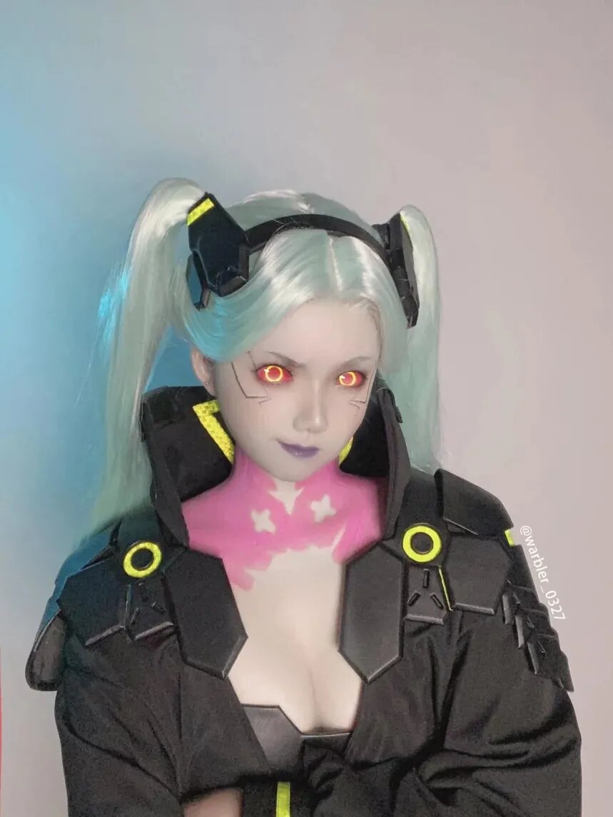 Косплей на Ребекку из аниме Cyberpunk: Edgerunners. Косплеер: Warbler.   📷