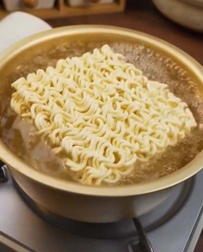 Если не хотите заморачиваться и с варкой лапши, можно по старинному методу вскипятить чайник, залить лапшу горячей водой, прикрыть крышкой и оставить на 5 минут. Этот способ тоже имеет место быть.