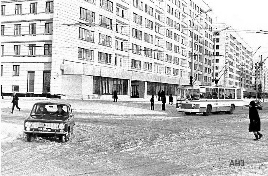 1975 г., перекресток ул. Энгельса и ул. Тимме, маршрут № 1, фото: https://pastar.ru/index.php?option=com_content&view=article&id=5302&catid=97&Itemid=105