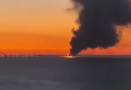    На Крымском мосту произошло ЧП — горит одна из цистерн поезда, в которой были ГСМ Марина Шарт