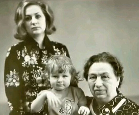 Виктория Петровна Брежнева с внучкой Викторией и правнучкой Галиной 