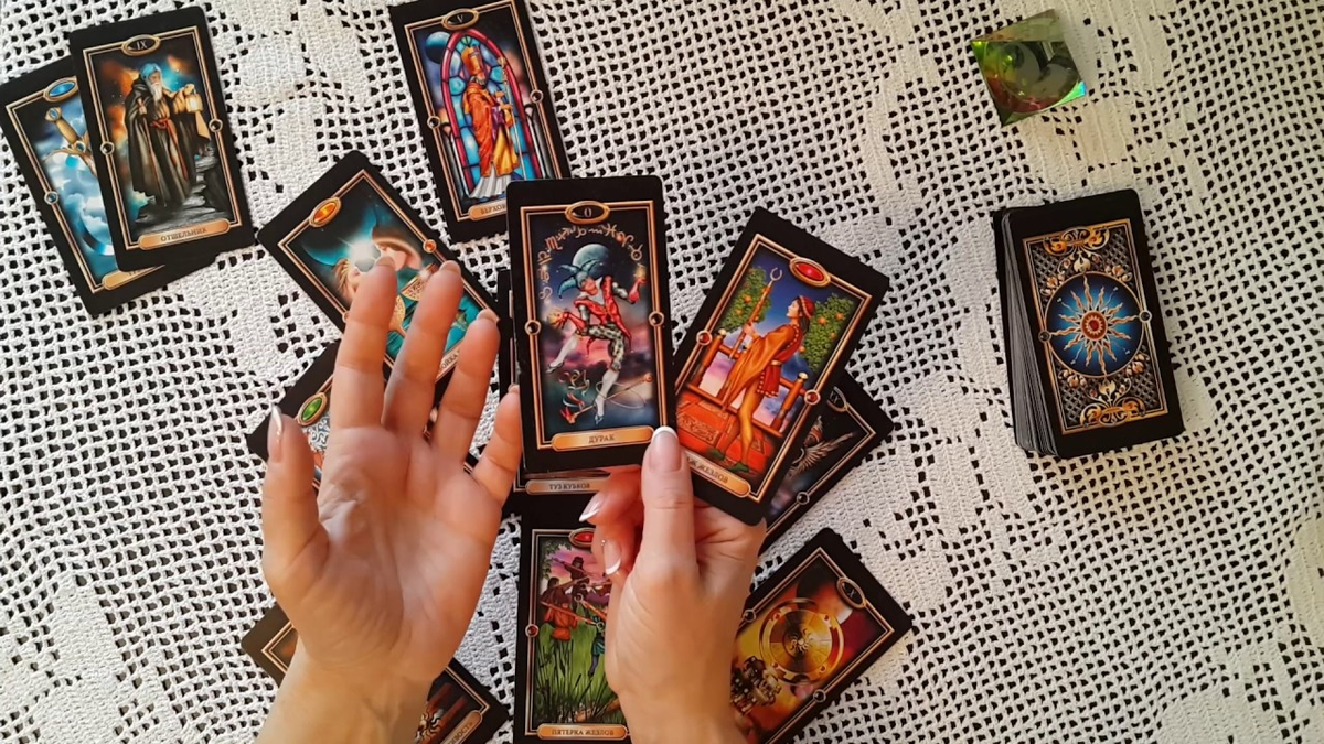 Ananke tarot новые расклады. Карты "Таро". Расклады Таро. Расклады на картах Таро. Карты Таро расклад картинки.