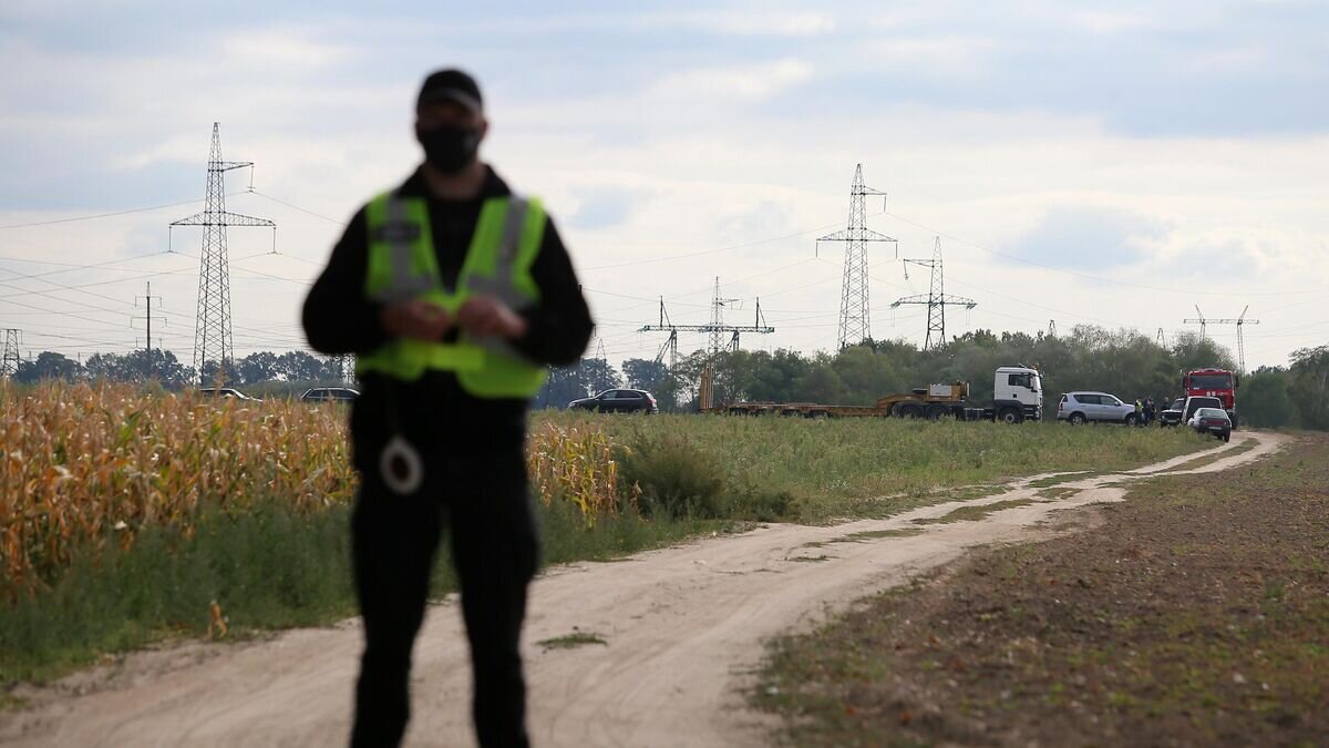    Сотрудник полиции на месте аварии в поселке Чабаны на Украине© РИА Новости / Стрингер