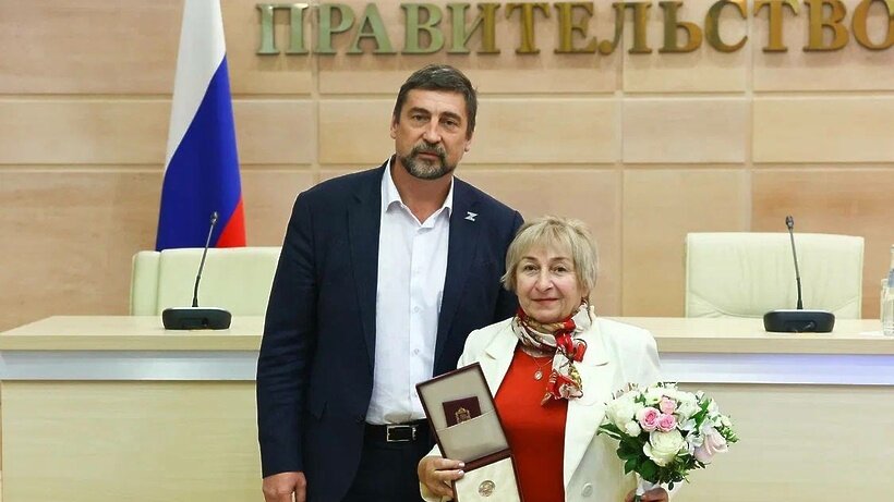    Министр транспорта и дорожной инфраструктуры региона Алексей Гержик вручают областные и ведомственные награды © Сайт Министерства транспорта и дорожной инфраструктуры Московской области