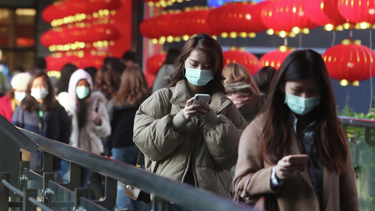    Люди в защитных масках в Тайбэе© AP Photo / Chiang Ying-ying