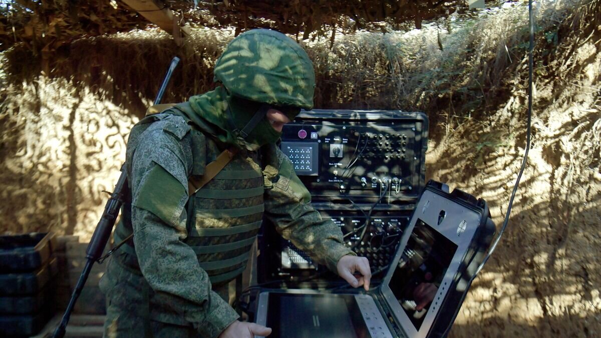   Связист ВС РФ развертывает средства связи на Херсонском направлении© РИА Новости / Евгений Биятов