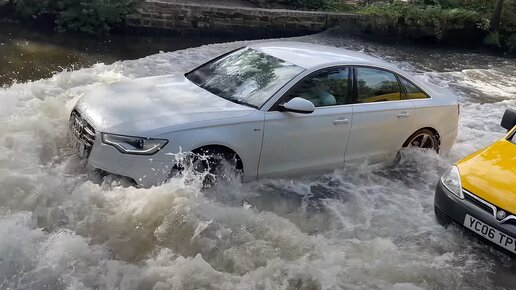 ПОНТОРЕЗЫ ТОПЯТ СВОИ ДОРОГИЕ АВТОМОБИЛИ, А ТОЛПА ЛИКУЕТ! Кто проедет БРОД, АУДИ или BMW ???