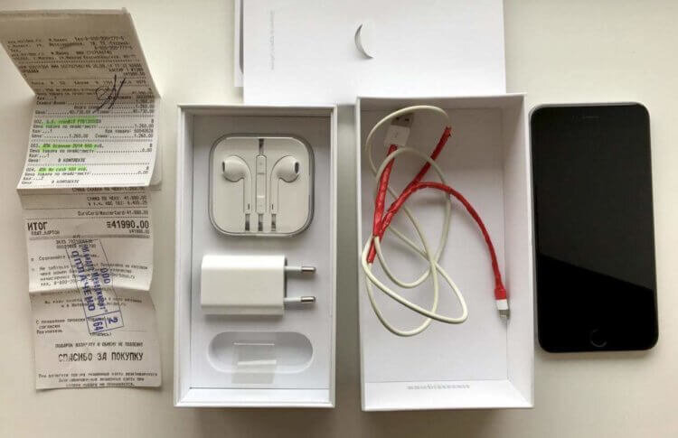    В России стали пользоваться спросом поддельные чеки на Айфон. Но зачем они нужны?