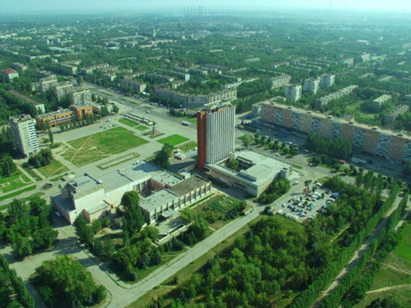 Химиков 18 омск. Волжский ленинградская область. Парк вгс волжский. Волжский ленинградская область. Парк ленина волжский.