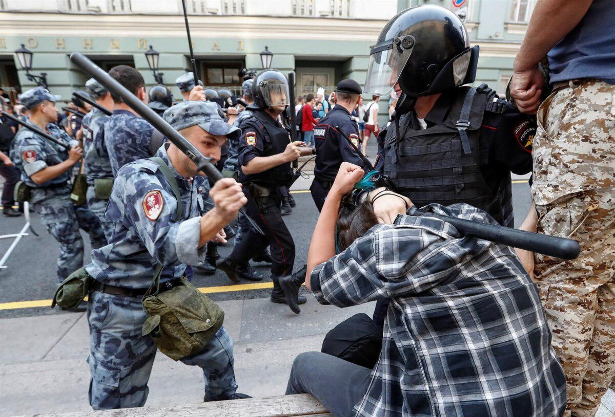 Бьют омон. Разгон демонстрантов в России. Разгон демонстрантов в Москве. Полицейский избивает дубинкой.
