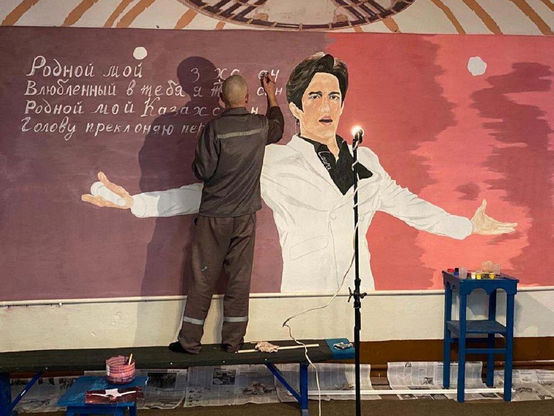    Осужденный рисует портрет Димаша Кудайбергена:polisia.kz