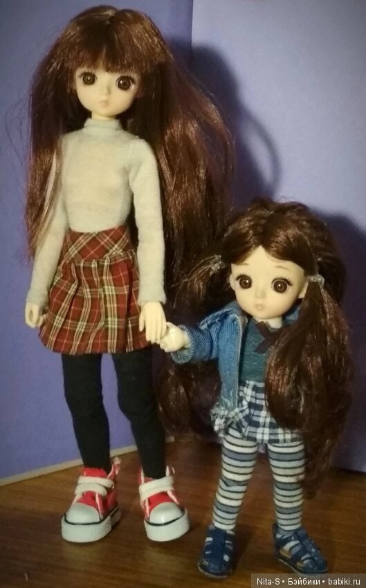 На фото заметно, что головы у баболек при всей похожести могут быть немного разными. Та, что пошла на гибридизацию, чуть меньше тех, что попадались мне обычно.  