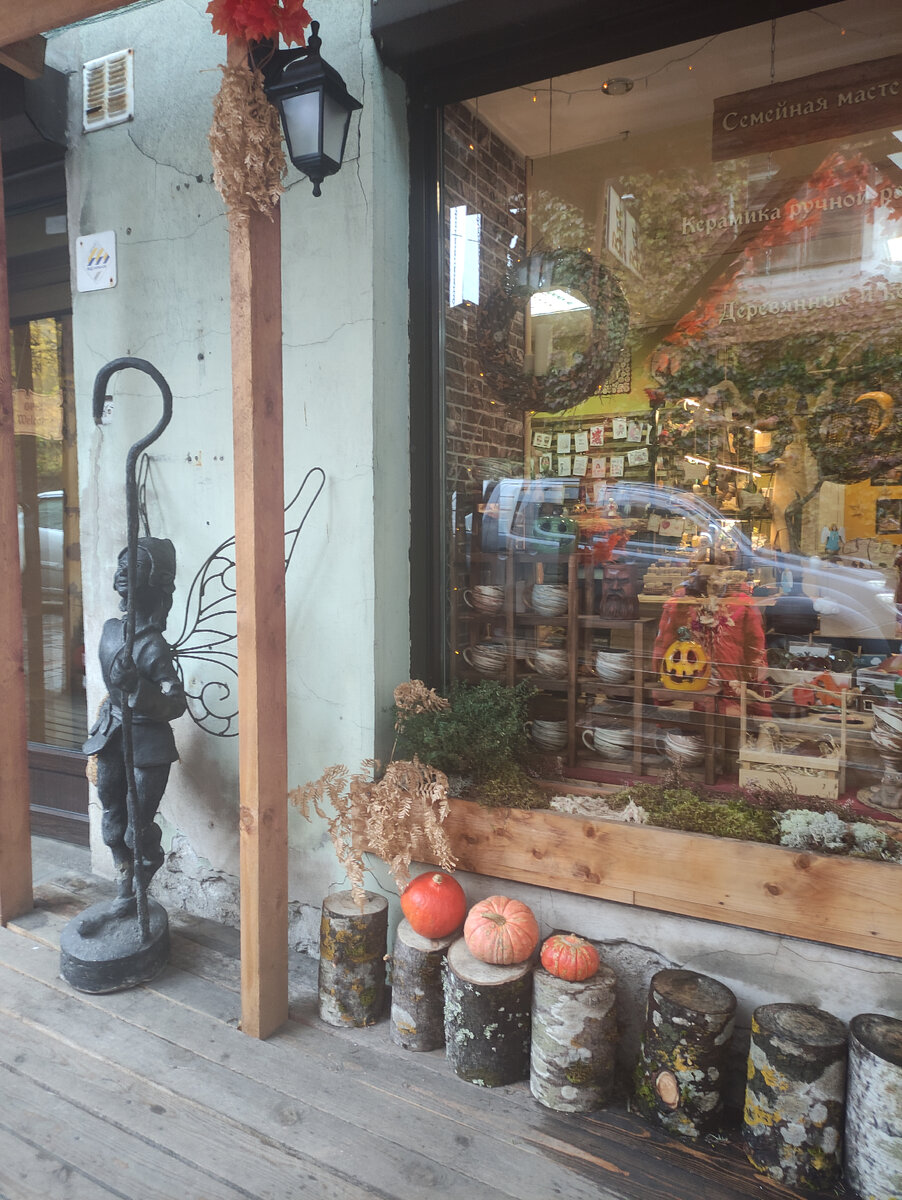 Витрины в Выборге в 2022 году. Уже никаких решёток. Украшения даже на улице выставлены.