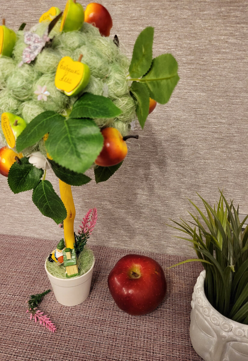 На половинки яблок наклеила цветную бумагу и сделала надписи.