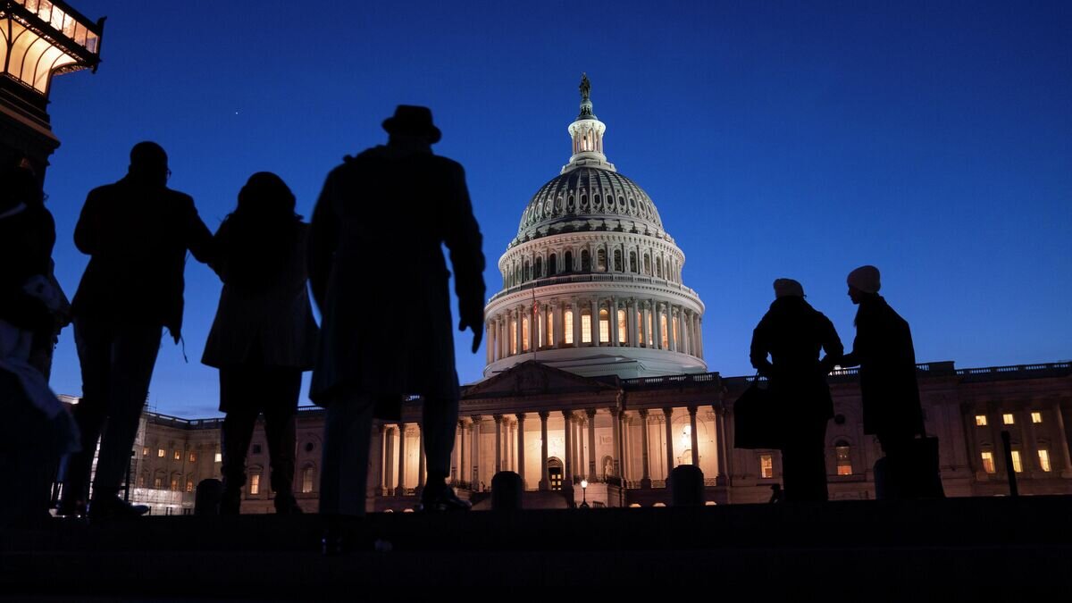    Люди у здания Капитолия в Вашингтоне. 2020 год © AP Photo / J. Scott Applewhite