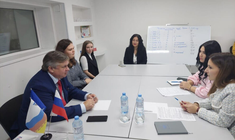    В Губкинском депутат Заксобрания ЯНАО Виктор Казарин оценил работу штаба #МыВместе