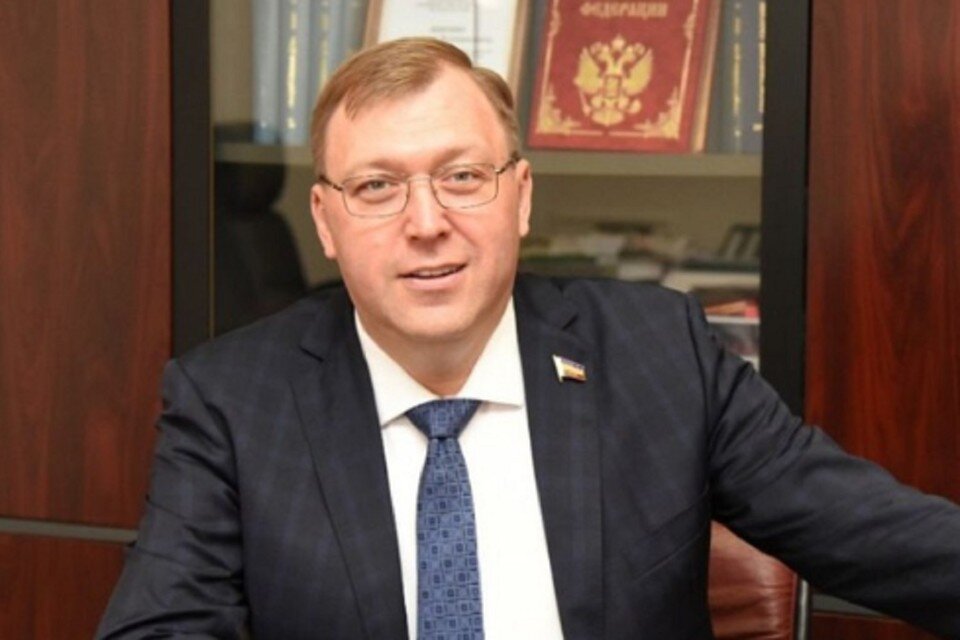     В донском Законодательном собрании разработали справочник о мерах господдержки для мобилизованных. Фото: телеграм-канал Александра Ищенко.