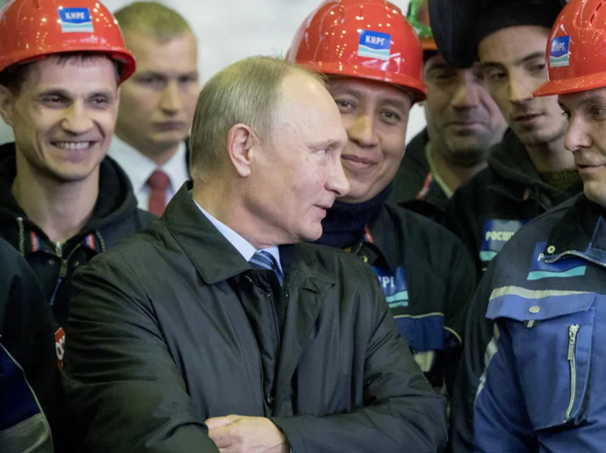 1 рабочий россия. Путин с рабочими. Встреча Путина с рабочими. Путин в каске. Путин на встрече с рабочими.