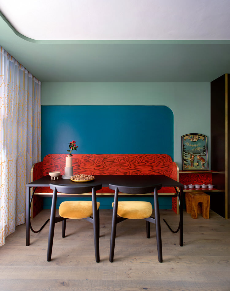 Квартира в Клавьере по дизайну студии SCEG. Отделка из шпонированной панели ALPI Sottsass Red, созданной Этторе Соттсассом для марки ALPI в 1980-х.
