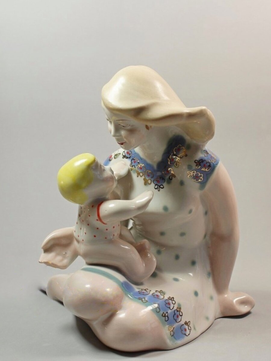 Статуэтка «Мать и дитя», ПЗХК, СССР.