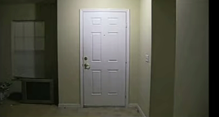 Что? что... это такое? Я проехал по подъемнику  и затем я заснул и проснулся здесь... дверь заперта пойду в проход