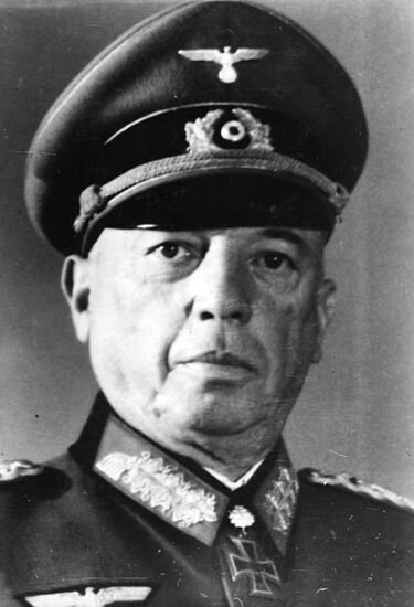 Георг Карл Фридрих Вильгельм фон Кюхлер (30 мая 1881 года — 25 мая 1968 года) — немецкий военачальник, генерал-фельдмаршал (1942), участник Второй мировой войны. Участвовал в Польской кампании и Французской кампании, с 17 января 1942 года возглавлял Группу армий «Север» и руководил осадой Ленинграда; был осуждён как военный преступник - Википедия