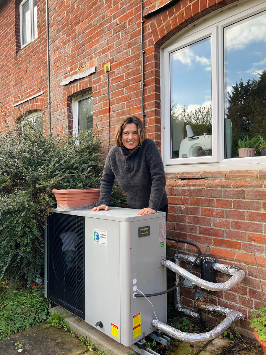 Так выглядит наш  тепловой насос. Когда он работает, то вентилятор жужжит и дует холодным ветром. Фотография из личного архива.