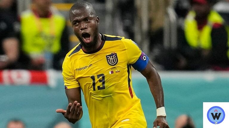 Эннер Валенсия после забитого мяча в ворота Катара.