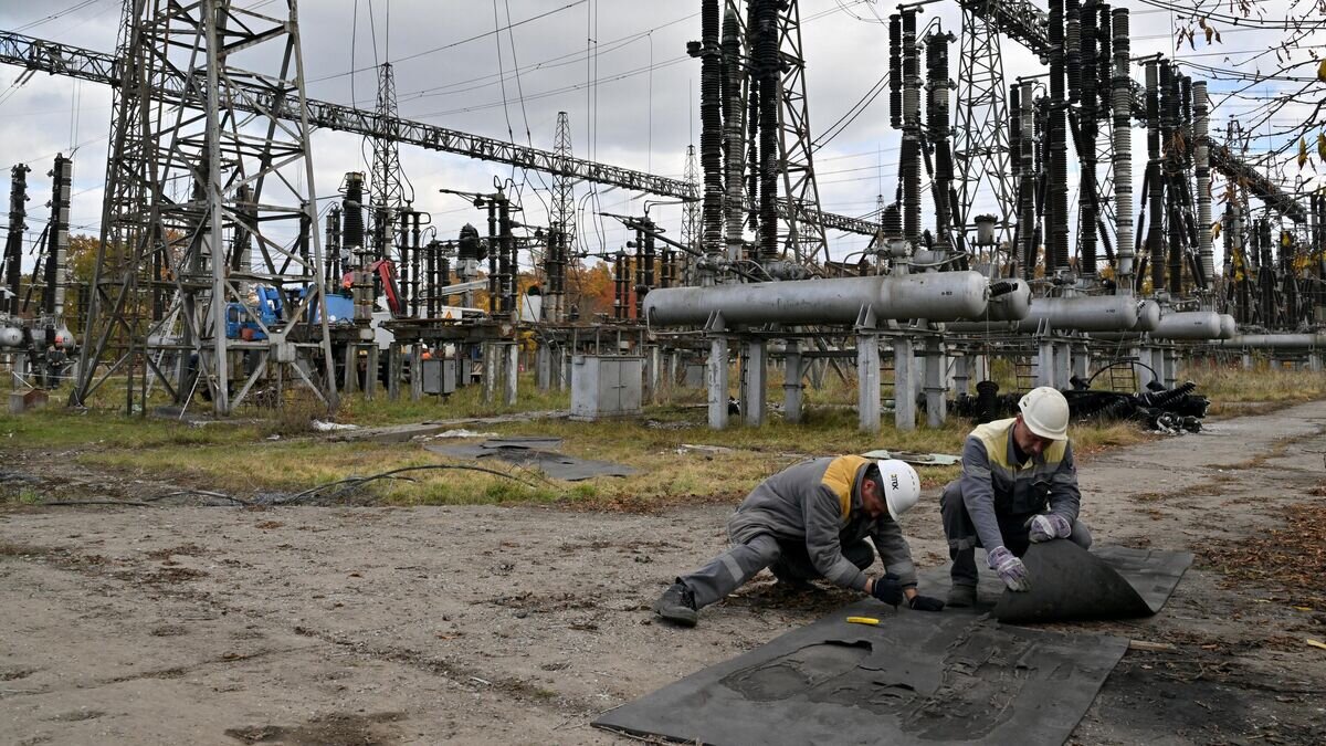    Рабочие на одной из поврежденных подстанций на Украине© AFP 2022 / Sergei Supinsky
