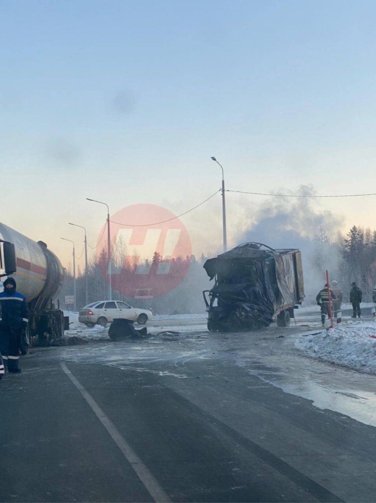    В Югре столкнулись фургон и бензовоз, движение перекрыто из-за пожара