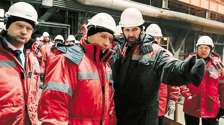    МИНПРИРОДЫ РФ Глава Минприроды РФ Александр Козлов (второй сле ва): «Нижний Тагил — один из 12 городов, где реали зуется федеральный проект “Чистый воздух”. Основ ные источники выбросов в Нижнем Тагиле — это про мышленные объекты, автотранспорт и частный сектор. Наша цель — уже через три года снизить совокупный объем загрязняющих выбросов на 30,4 тыс. тонн в год»