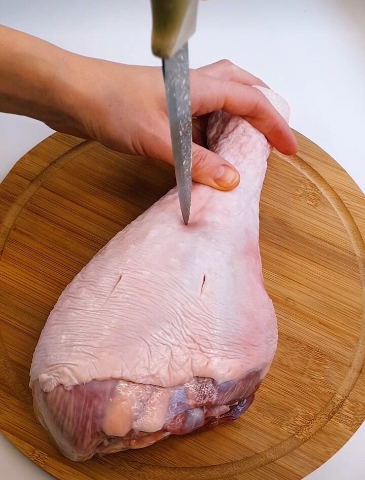 Нам нужна Голень индейки , либо рулька , берите на ваш вкус . Делаем назрезы со всех сторон (примерно по 5 )