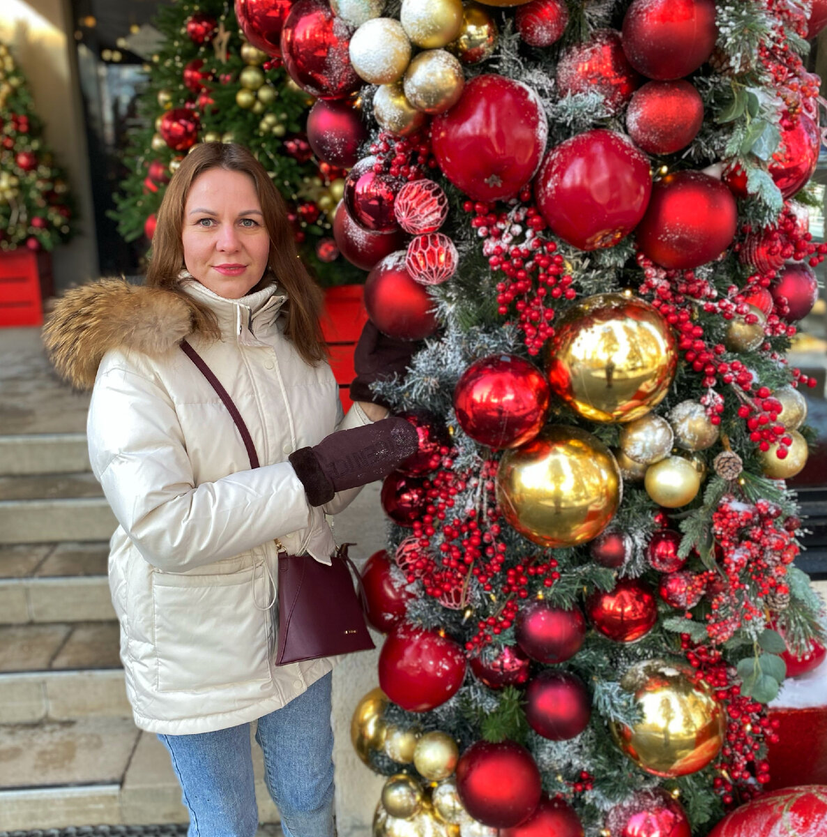 Фото автора. Успела сделать фото у ресторана. Город уже во всю одевается в новогодний наряд.