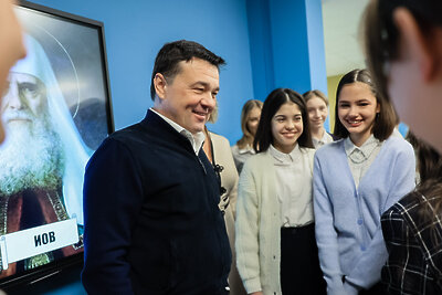    Губернатор Московской области Андрей Воробьев во время визита МОУ СОШ №10 в Павловском-Посаде ©Константин Семенец Пресс-служба Губернатора и Правительства Московской области