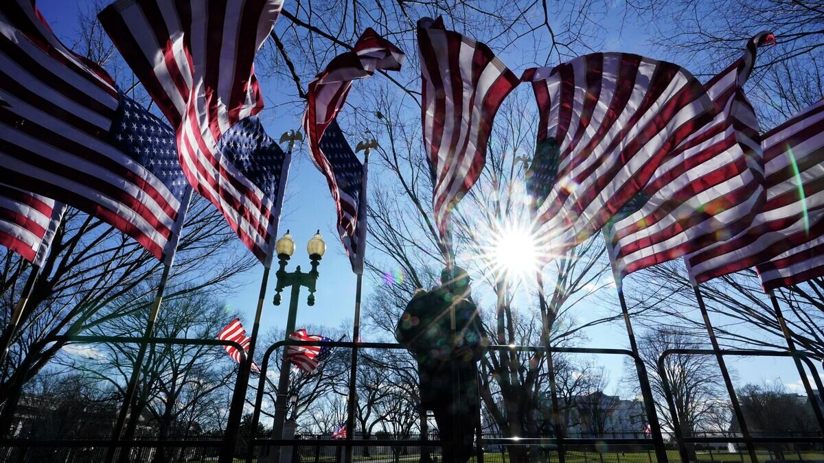    Рабочий устанавливает американские флаги в Вашингтоне© AP Photo / David Phillip