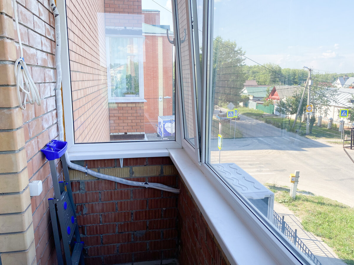 Никто тут еще не убирался после установки кондиционера