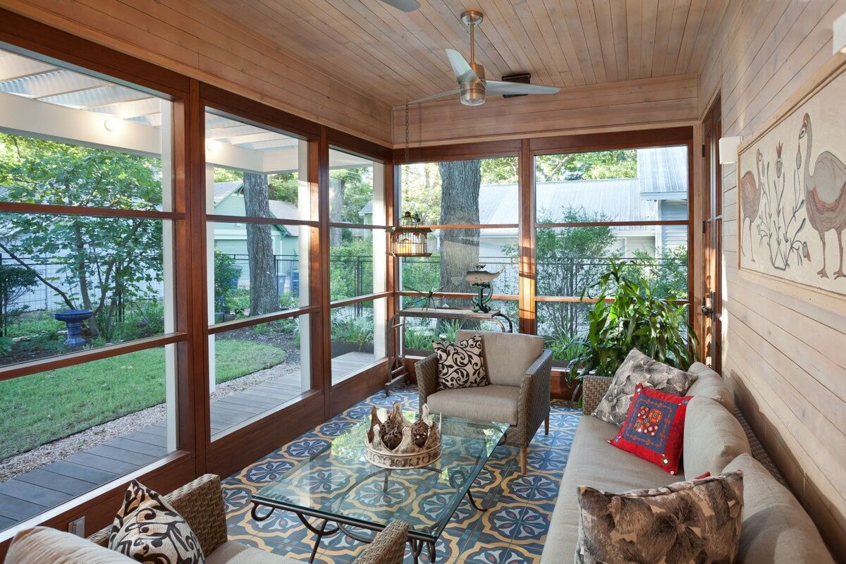 Панорамные окна - это красиво, но от жары не спасет! Источник https://mykaleidoscope.ru/uploads/posts/2020-02/1581805374_21-p-dizain-terras-v-zagorodnikh-domakh-47.jpg