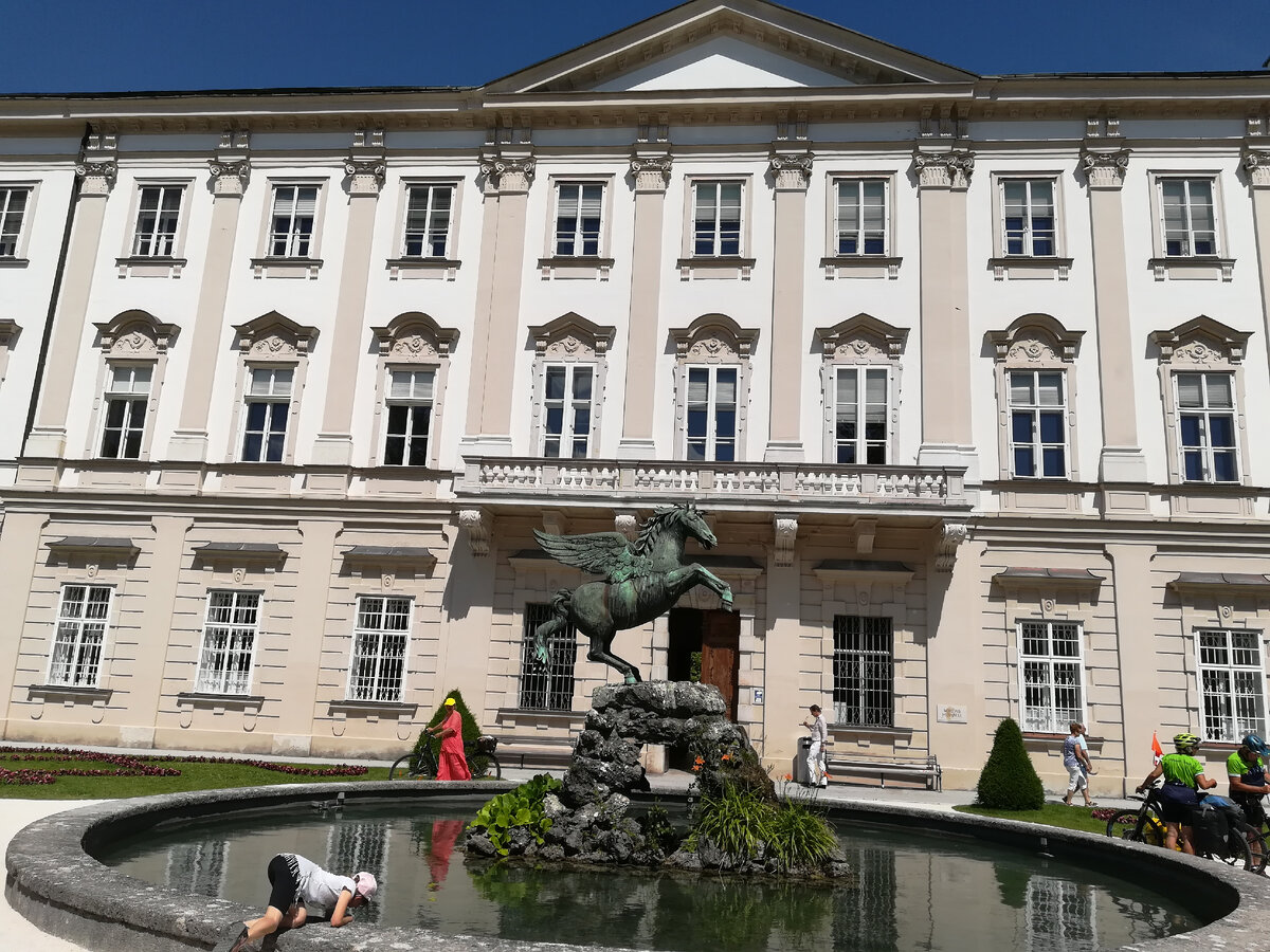 дворец Мирабелль со статуей Пигаса