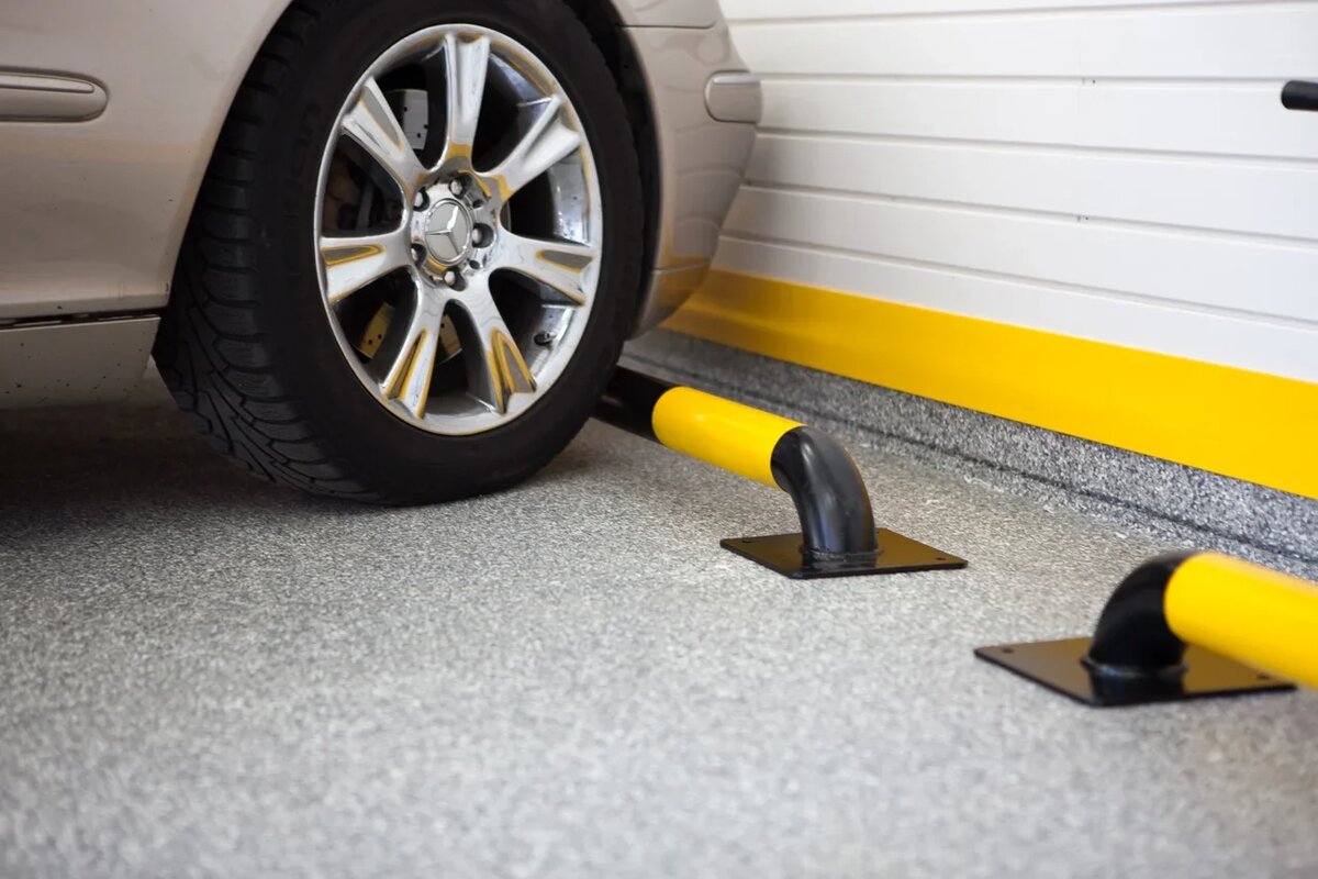 Пол GarageTek выдерживает вес нескольких автомобилей, не проседает с годами, не скользит и легко моется. 