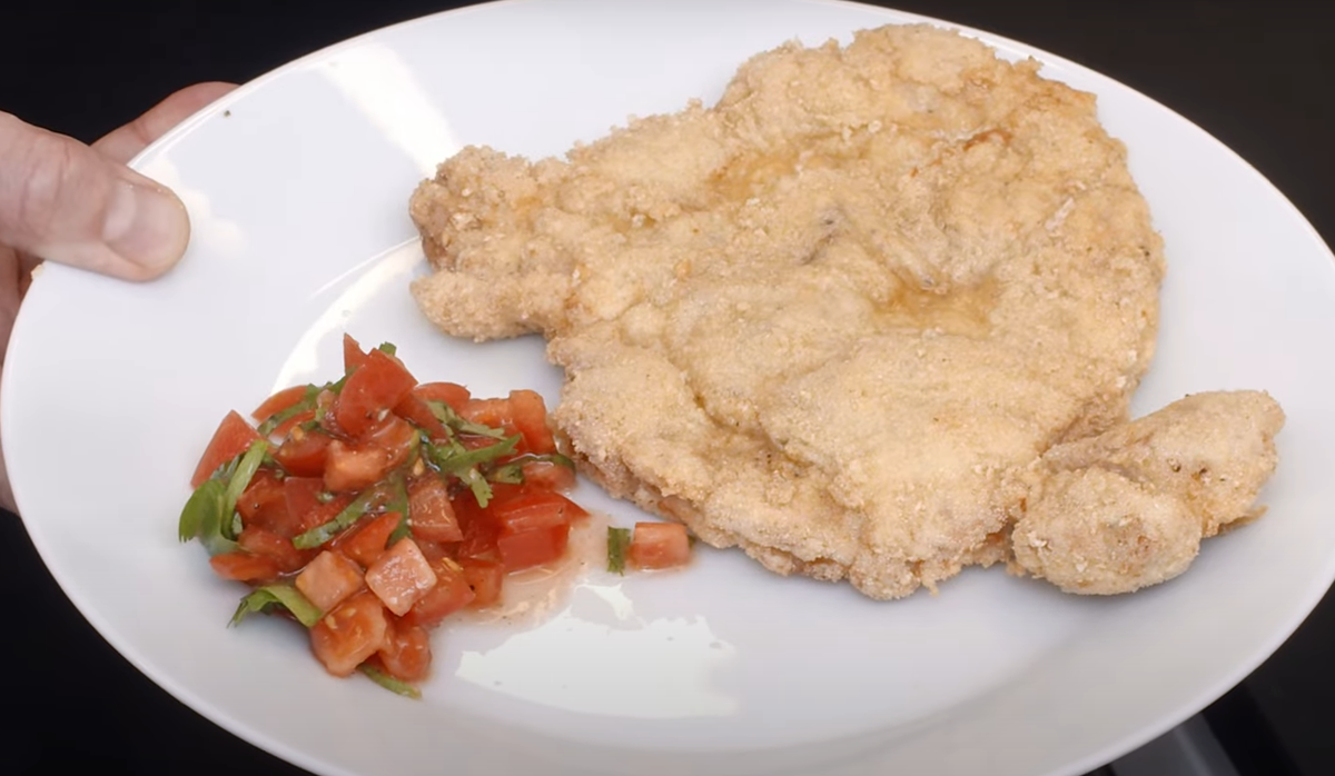 Готовый шницель с салатом 