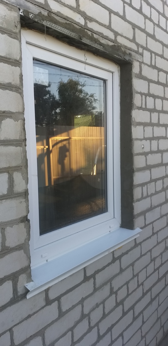  Шёл второй час ночи ,дети с женой уже спали ,а я все не мог остановиться читать книгу.
Вдруг в окно начали сильно стучать ,секунды 4 градом летели удары в стекла.
Жена проснулась ,дети спали на втором этаже и не услышали.
Кто там ,время поздно,смотри там четверо ребят .
Выход был один,нужно было разузнать почему в такое время хватило совести разбудить жильцов. 
Собрался выходить,и решил перестраховаться взял собой суперную лопату.
Открыл дверь,стоят люди мне не знакомые,чего надо ?
Нам нужен Александр (меня так завут)
Чего хотите ,
Мы привезли мясо на свадьбу,дядь Гриша отправил ,сказал чтобы побыстрее привезли , сказал что у вас  завтра дочь выходит замуж.
Да так оно и есть.
Вы извините нас,мы не могли ждать до утра,нас ждут в соседнем городе.
Нечего страшного,я понимаю.
Поздравляю вас и вашу дочь.дядь Гриша в честь такого праздника сказал с вас денег не брать,это подарок )