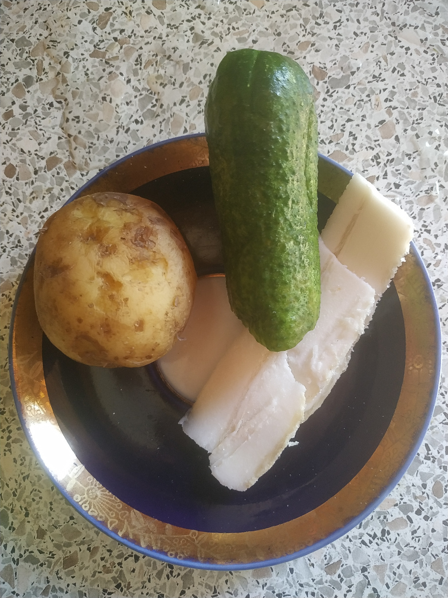 Малосольный огурчик, молодая картошечка в мундире и божественное сало с розовой прожилкой. Такое встречаем только на местном рынке.😋