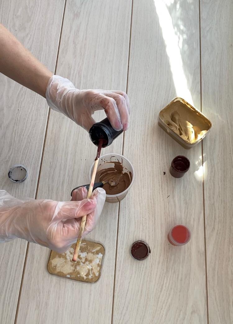колерую акриловыми красками