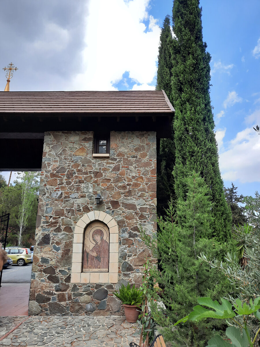 на месте хранения чудотворную икону фотографировать нельзя, но на въезде в монастырь есть её изображение 